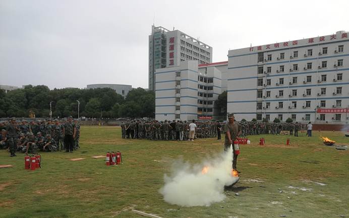 说明: E:\武装部资料\2018年\2018年军训\军训图片\消防逃生演习\IMG_20180921_162423.jpg